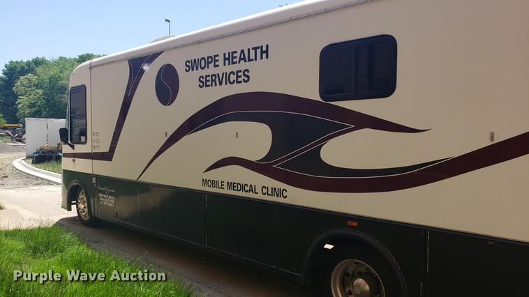 image for item DA8524 2004 Workhorse W22 medical clinic RV