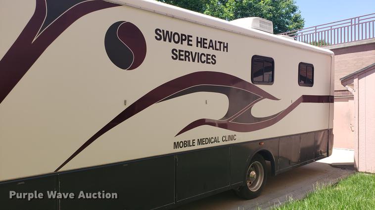 image for item DA8524 2004 Workhorse W22 medical clinic RV