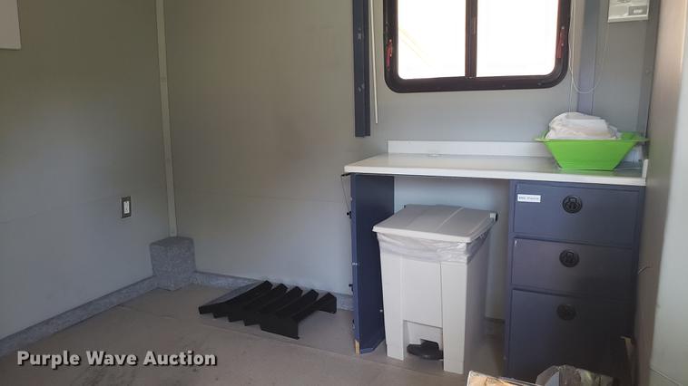 image for item DA8524 2004 Workhorse W22 medical clinic RV