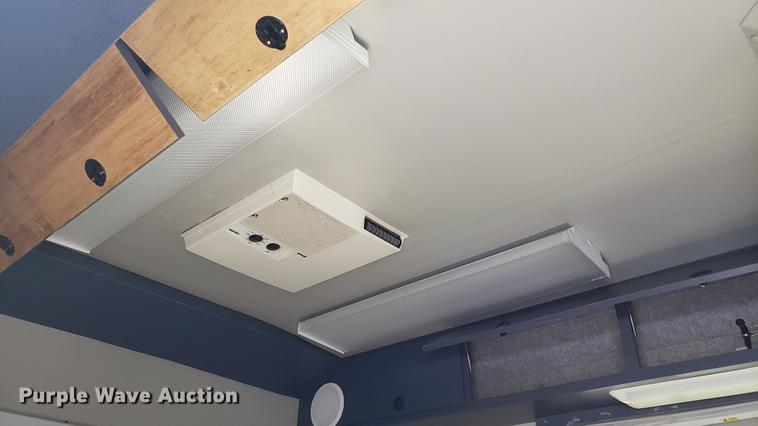 image for item DA8524 2004 Workhorse W22 medical clinic RV