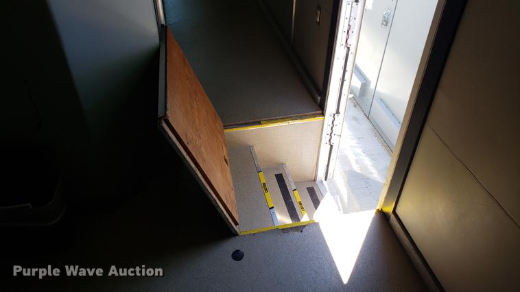 image for item DA8524 2004 Workhorse W22 medical clinic RV