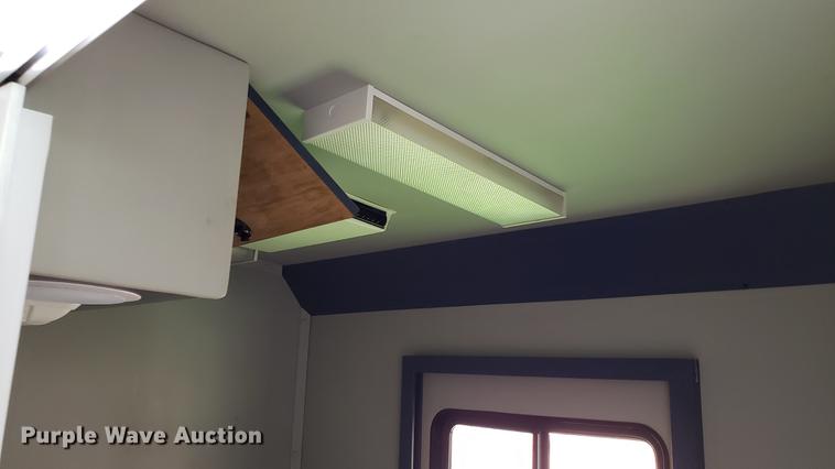 image for item DA8524 2004 Workhorse W22 medical clinic RV