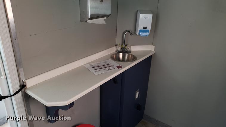 image for item DA8524 2004 Workhorse W22 medical clinic RV