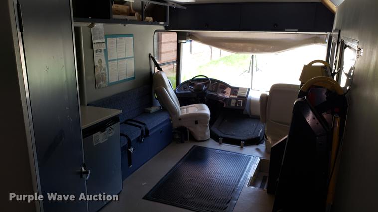 image for item DA8524 2004 Workhorse W22 medical clinic RV