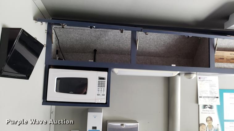 image for item DA8524 2004 Workhorse W22 medical clinic RV