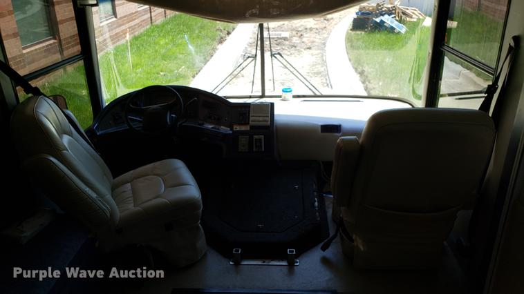 image for item DA8524 2004 Workhorse W22 medical clinic RV