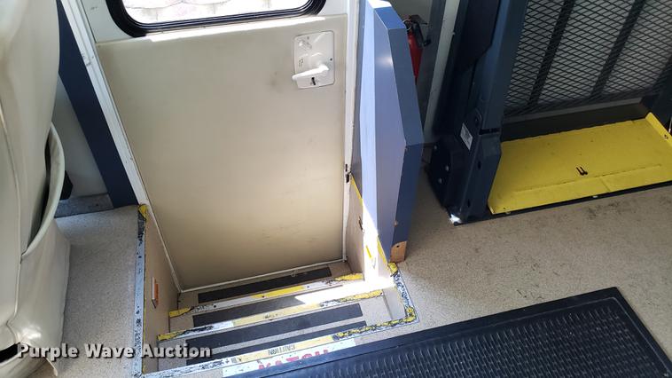 image for item DA8524 2004 Workhorse W22 medical clinic RV