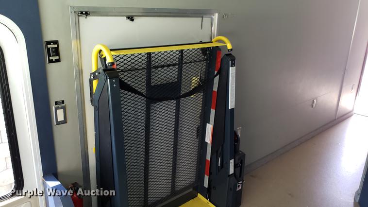 image for item DA8524 2004 Workhorse W22 medical clinic RV