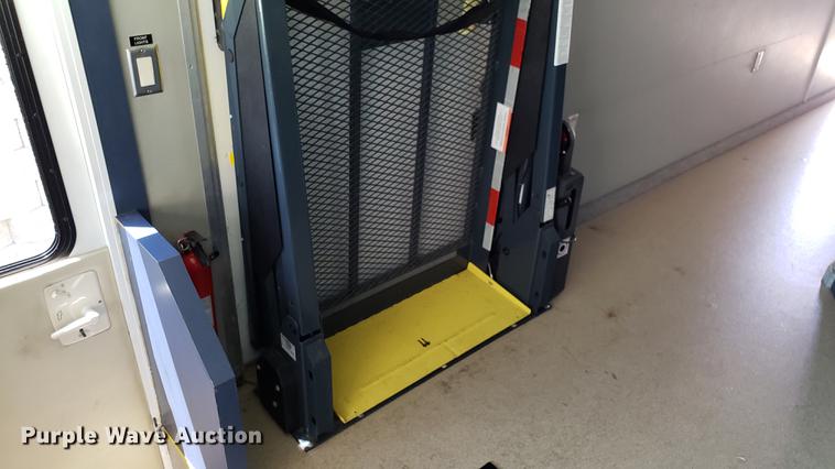 image for item DA8524 2004 Workhorse W22 medical clinic RV