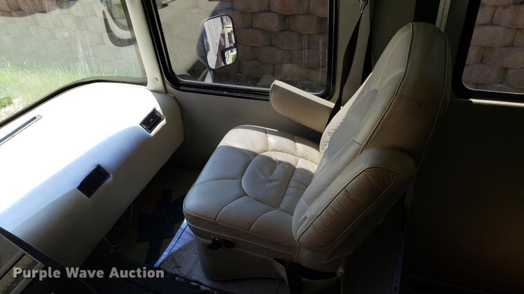 image for item DA8524 2004 Workhorse W22 medical clinic RV