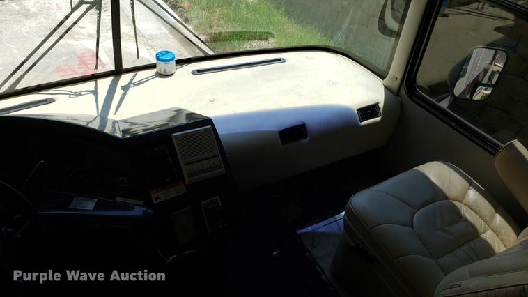 image for item DA8524 2004 Workhorse W22 medical clinic RV