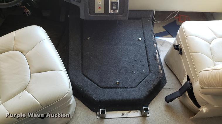 image for item DA8524 2004 Workhorse W22 medical clinic RV