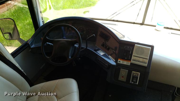 image for item DA8524 2004 Workhorse W22 medical clinic RV