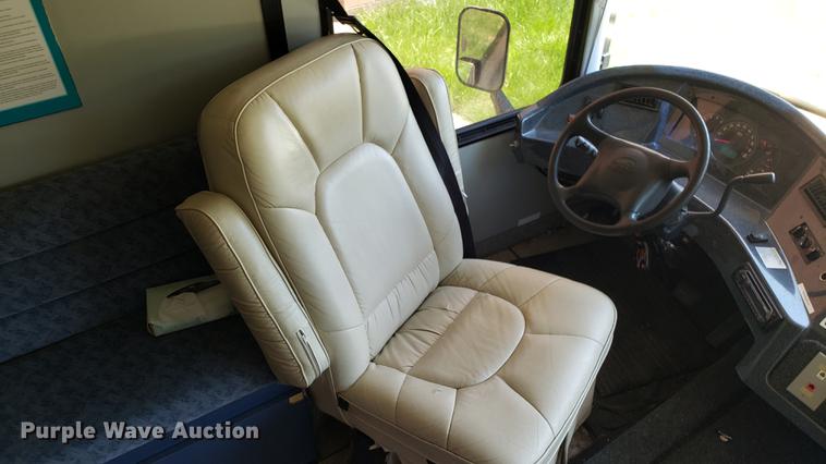 image for item DA8524 2004 Workhorse W22 medical clinic RV