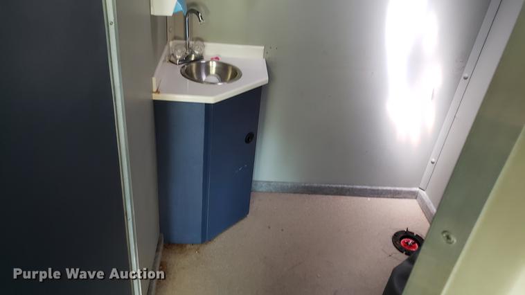 image for item DA8524 2004 Workhorse W22 medical clinic RV