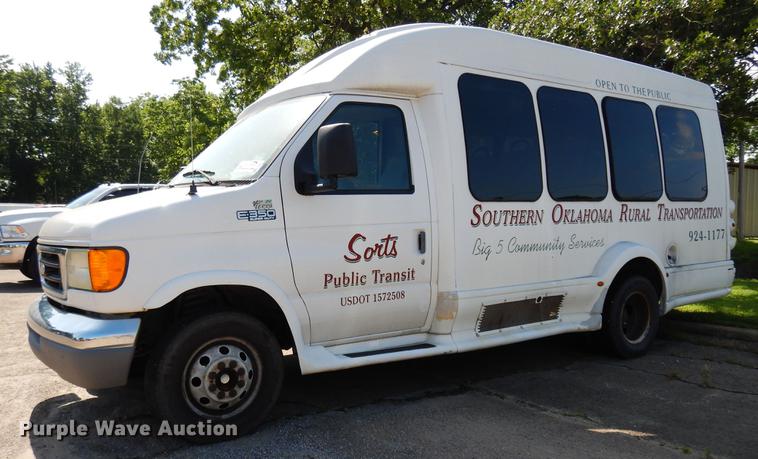 image for item DB9627 2005 Ford E350 Super Duty shuttle bus