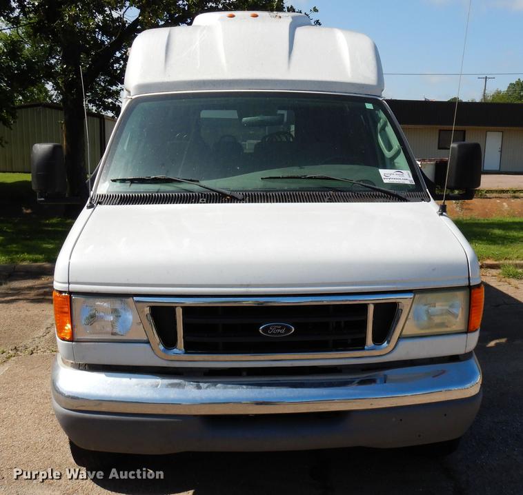 image for item DB9627 2005 Ford E350 Super Duty shuttle bus