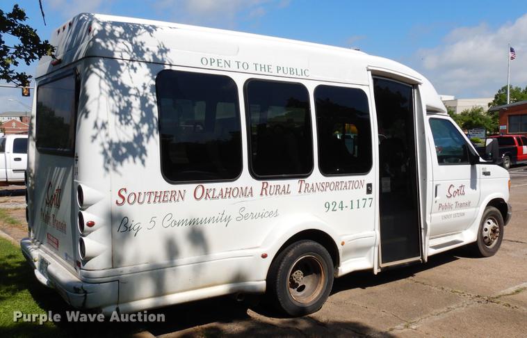 image for item DB9627 2005 Ford E350 Super Duty shuttle bus