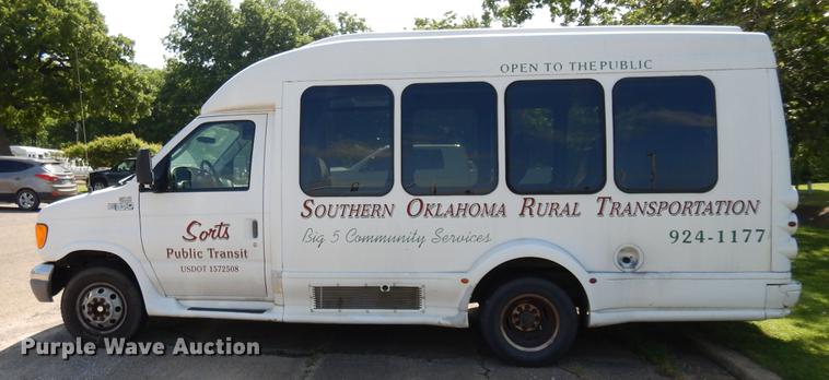 image for item DB9627 2005 Ford E350 Super Duty shuttle bus