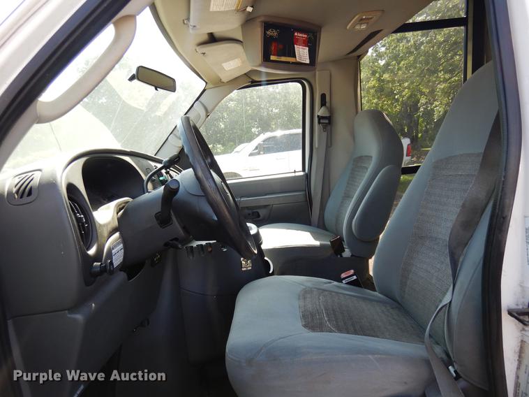 image for item DB9627 2005 Ford E350 Super Duty shuttle bus