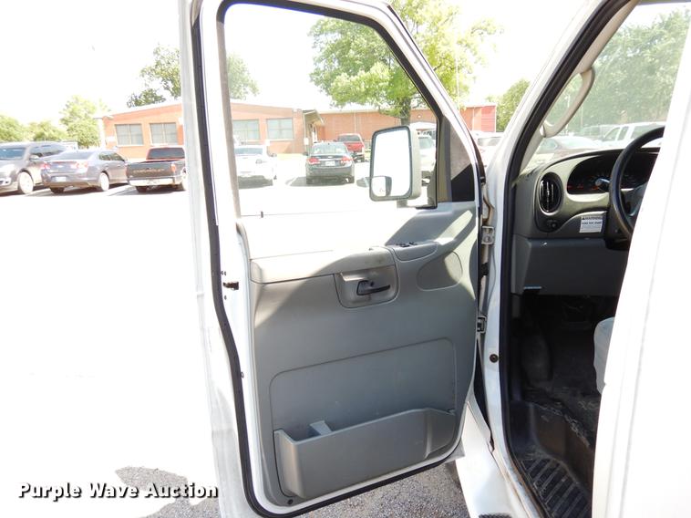 image for item DB9627 2005 Ford E350 Super Duty shuttle bus