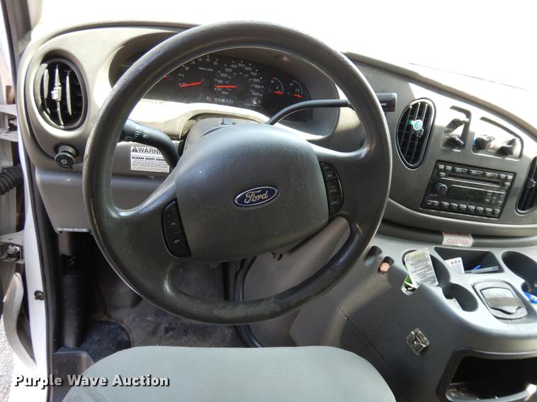 image for item DB9627 2005 Ford E350 Super Duty shuttle bus