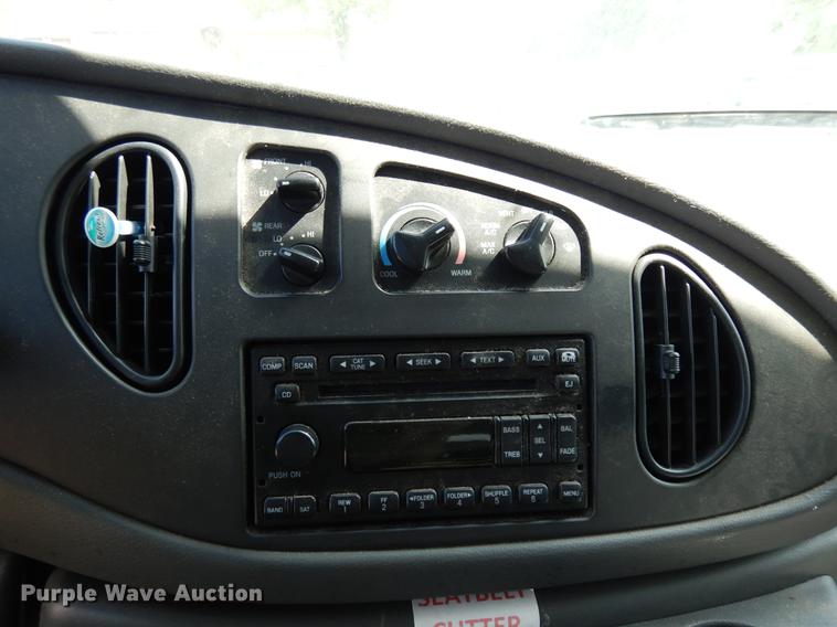 image for item DB9627 2005 Ford E350 Super Duty shuttle bus