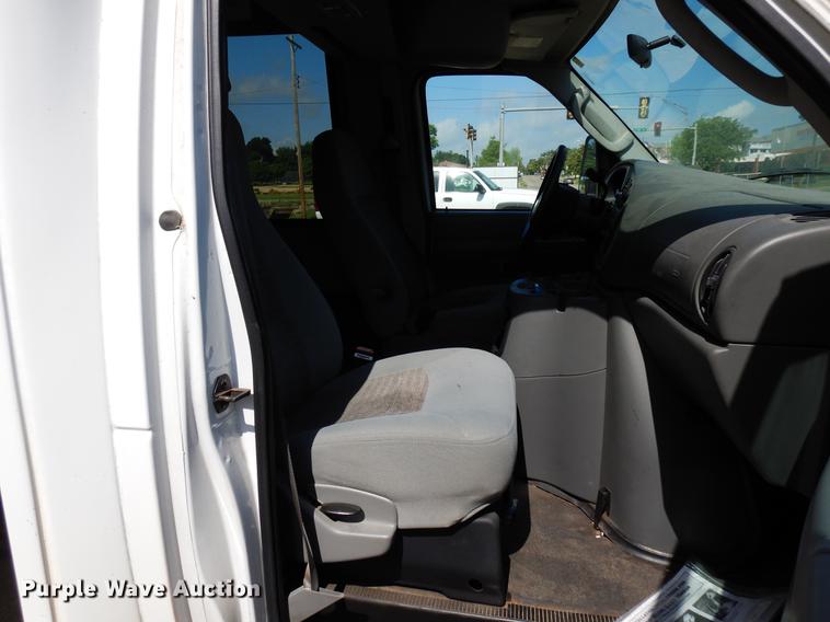 image for item DB9627 2005 Ford E350 Super Duty shuttle bus