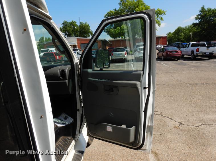 image for item DB9627 2005 Ford E350 Super Duty shuttle bus