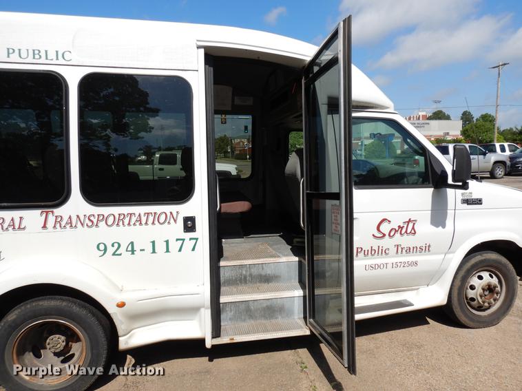image for item DB9627 2005 Ford E350 Super Duty shuttle bus