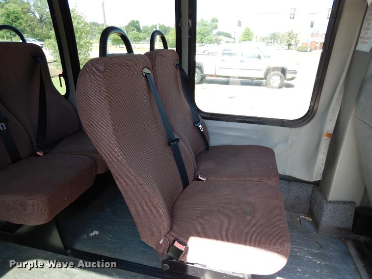 image for item DB9627 2005 Ford E350 Super Duty shuttle bus