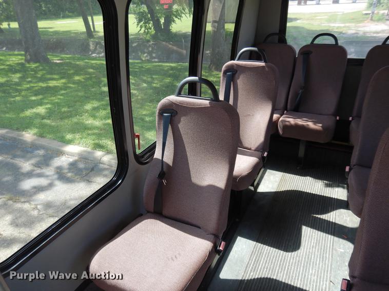 image for item DB9627 2005 Ford E350 Super Duty shuttle bus