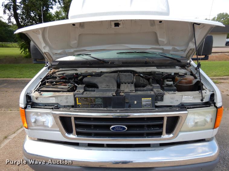 image for item DB9627 2005 Ford E350 Super Duty shuttle bus