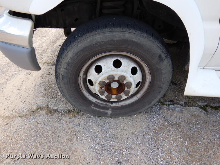 image for item DB9627 2005 Ford E350 Super Duty shuttle bus