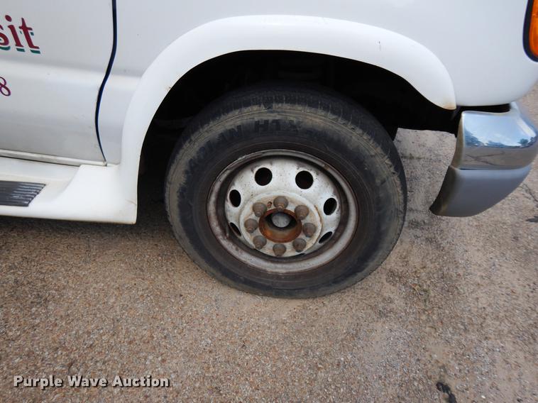 image for item DB9627 2005 Ford E350 Super Duty shuttle bus