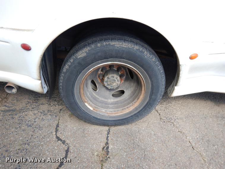 image for item DB9627 2005 Ford E350 Super Duty shuttle bus