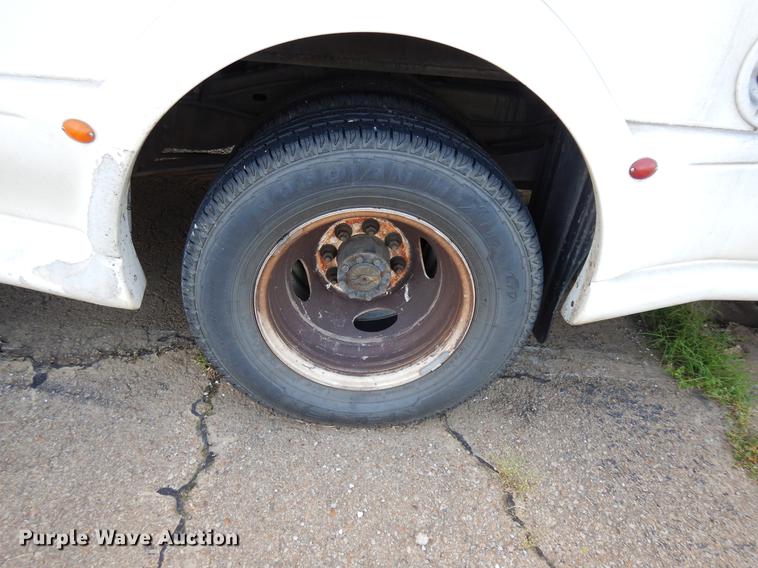 image for item DB9627 2005 Ford E350 Super Duty shuttle bus