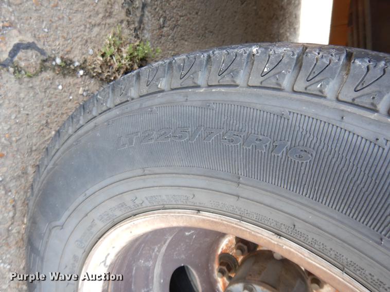 image for item DB9627 2005 Ford E350 Super Duty shuttle bus