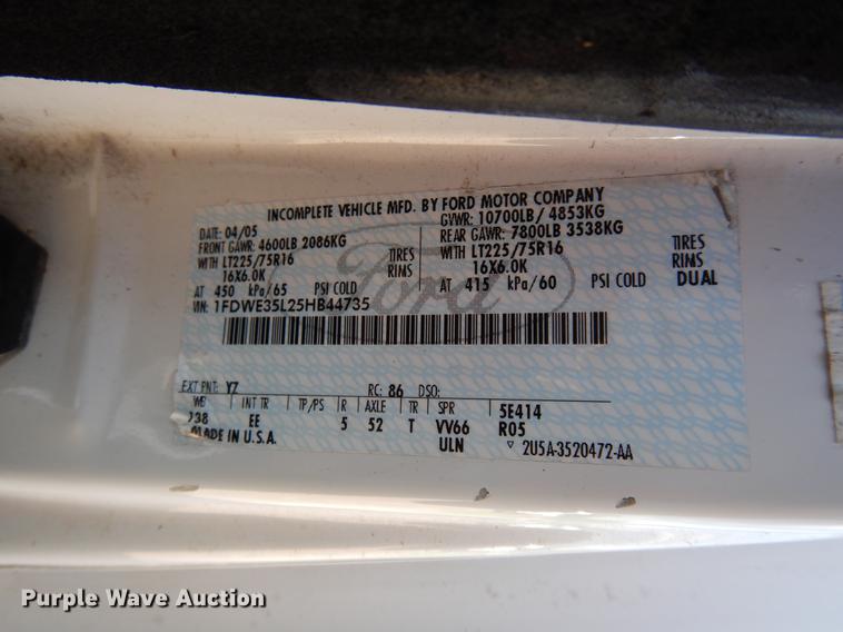 image for item DB9627 2005 Ford E350 Super Duty shuttle bus