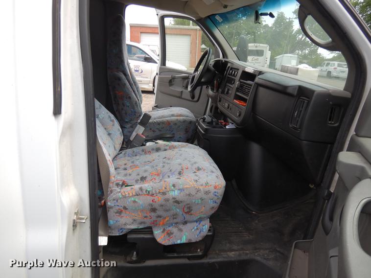 image for item DB9629 2009 Chevrolet Express 3500 shuttle bus