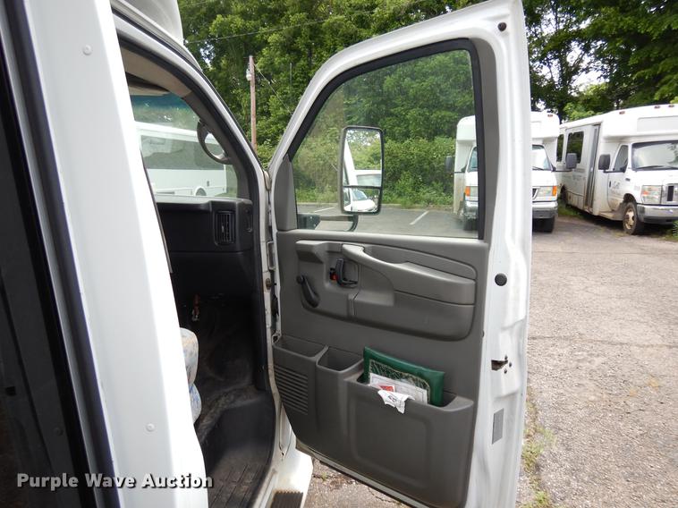 image for item DB9629 2009 Chevrolet Express 3500 shuttle bus