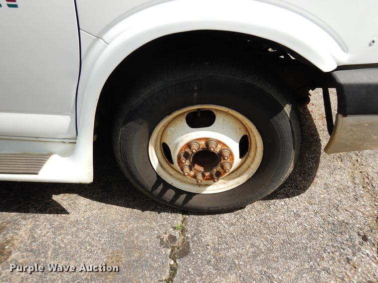 image for item DB9629 2009 Chevrolet Express 3500 shuttle bus