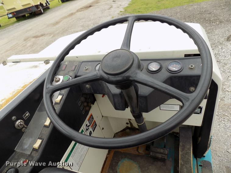 image for item DB9647 Tennant 528 floor scrubber