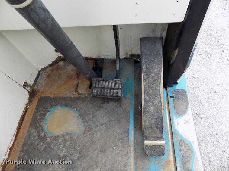 image for item DB9647 Tennant 528 floor scrubber