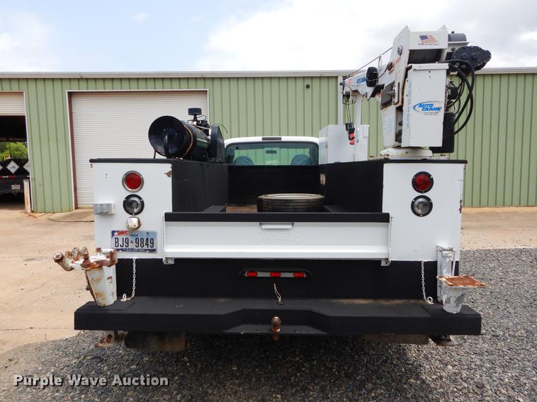 image for item DC0229 2005 Ford F550 Super Duty service truck with crane