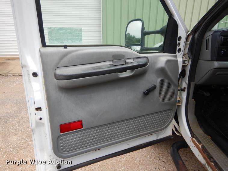 image for item DC0229 2005 Ford F550 Super Duty service truck with crane