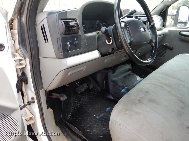 image for item DC0229 2005 Ford F550 Super Duty service truck with crane