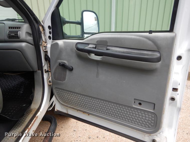 image for item DC0229 2005 Ford F550 Super Duty service truck with crane