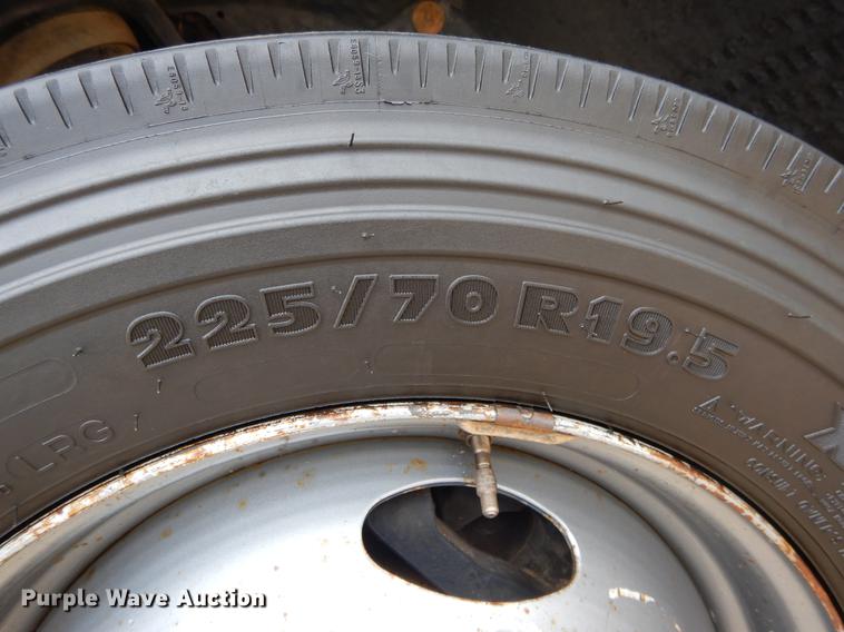 image for item DC0229 2005 Ford F550 Super Duty service truck with crane