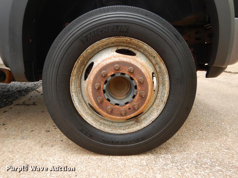 image for item DC0229 2005 Ford F550 Super Duty service truck with crane